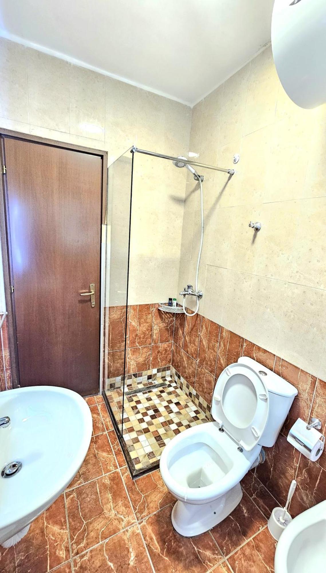 Cozy 1 Bedroom Apartment Near Parks, Cafes & Restaurants 티라나 외부 사진