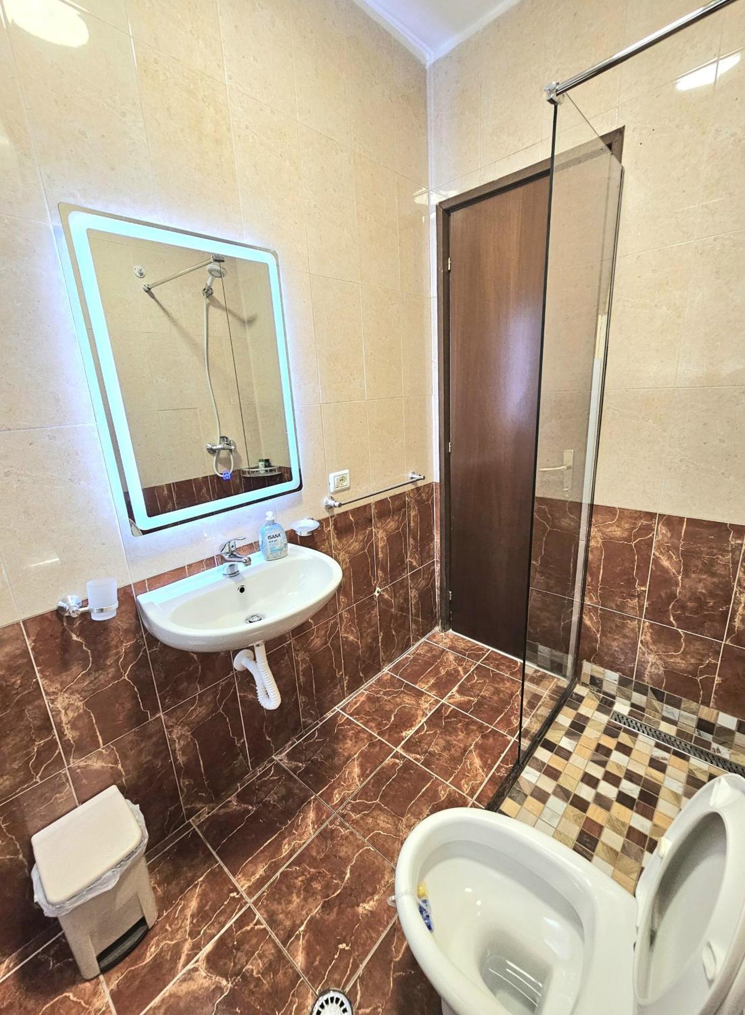 Cozy 1 Bedroom Apartment Near Parks, Cafes & Restaurants 티라나 외부 사진